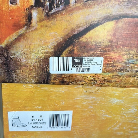 Bella Vita black Cable super suede and fleece lug sole boots, size 5M - Picture 6 of 7